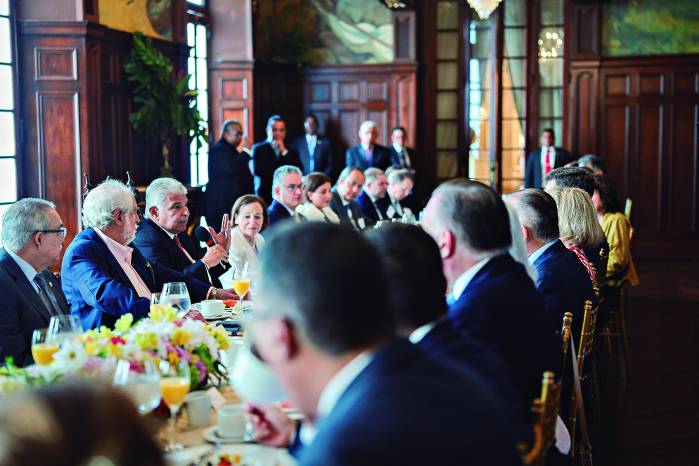 Detalle de la reunión con miembros de las transnacionales.