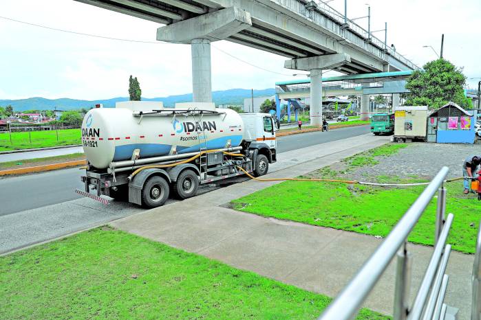 La institución busca estandarizar el servicio de alquiler de camiones cisterna como parte de su estrategia para garantizar el suministro de agua potable en comunidades sin servicio continuo.