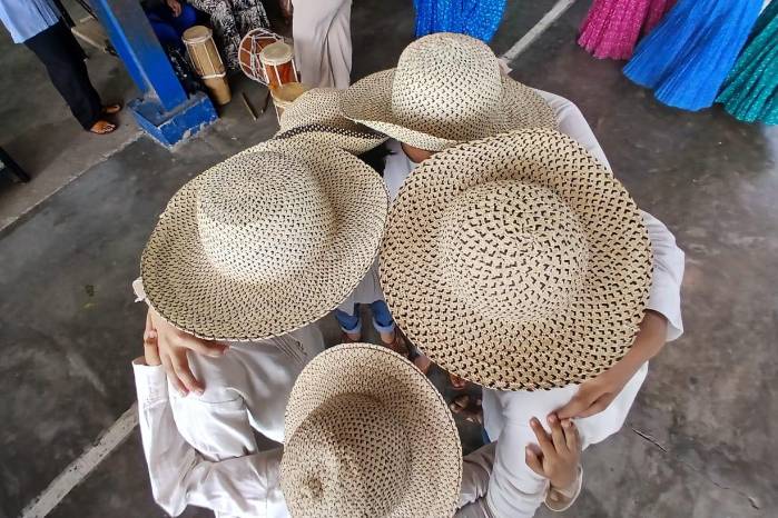 Las pintitas en el sombrero Pinta de Mosquito simbolizan “el mosquito”.