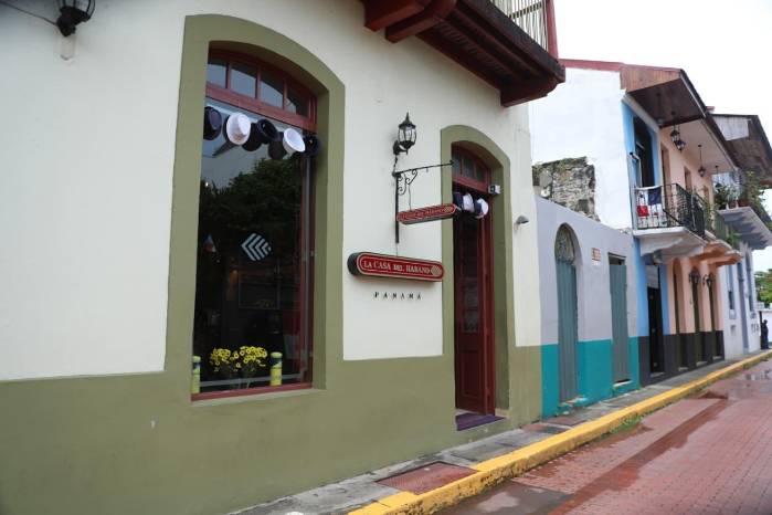 Los propietarios de los negocios afectados denuncian que el cierre del histórico espacio ha reducido el flujo de turistas y visitantes por la zona.