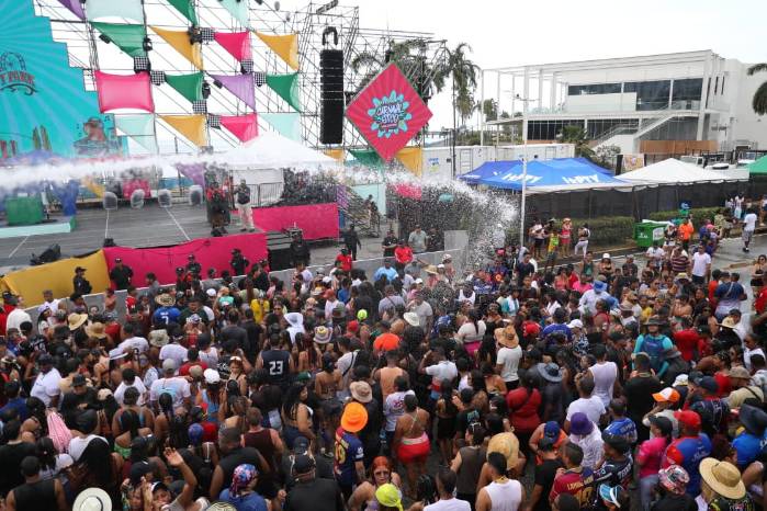 Personas disfrutando del Carnaval 2026.