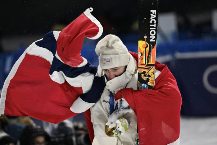 El noruego Tormod Frostad, medallista de oro, se alza con su medalla de oro tras la final masculina de esquí acrobático big air durante los Juegos Olímpicos de Invierno Milano Cortina 2026 en el Livigno Snow Park, en Livigno (Valtellina), el 17 de febrero de 2026.