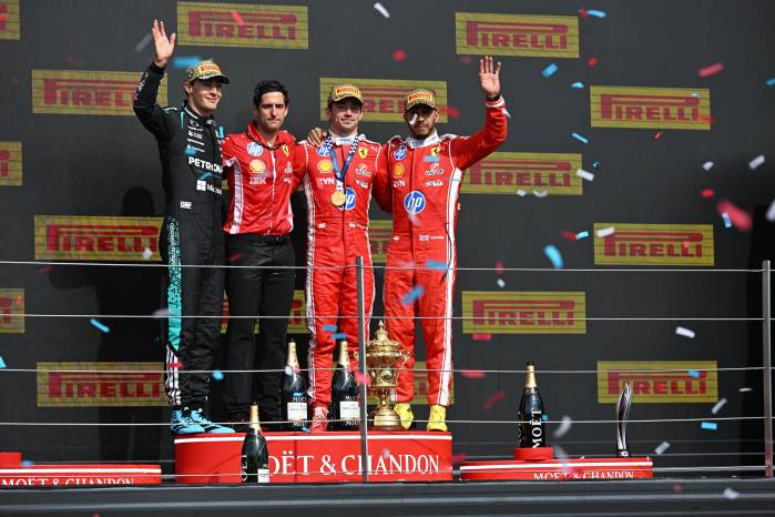 El podio de este domingo estuvo conformado por el piloto de Mercedez, George Russell, y los pilotos de Ferrari Charles Leclerc y Lewis Hamilton.