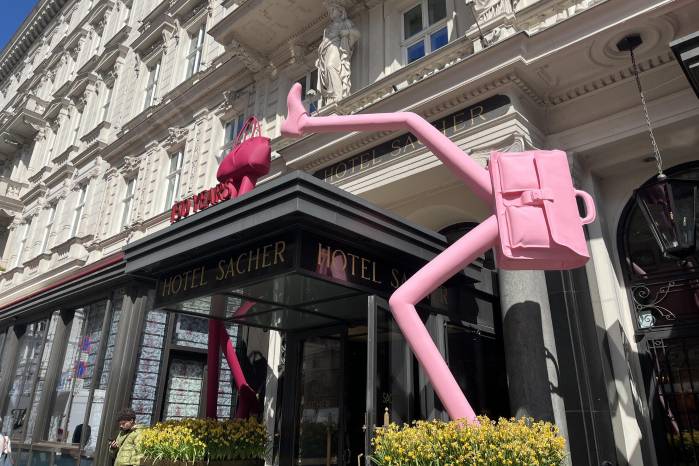 La leyenda dice que Franz Sacher inventó este pastel en 1832, cuando era un aprendiz de 16 años en la cocina del príncipe Klemens von Metternich, en aquel entonces el hombre más poderoso del Imperio Habsburgo, tras el emperador.