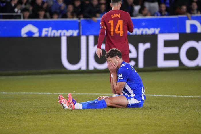 El delantero del Alavés Lucas Boyé (en el suelo) se lamenta tras una ocasión fallada.