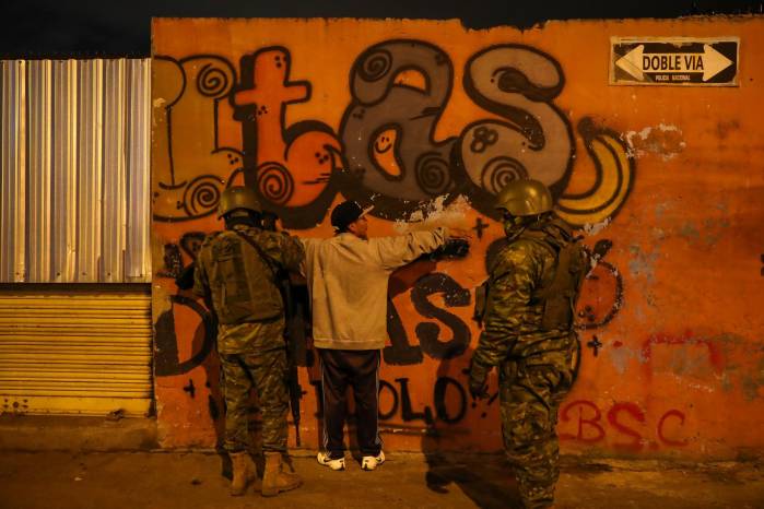 Militares ecuatorianos en un operativo de control de armas en Quito, Ecuador, en una fotografía de archivo. EFE/José Jácome