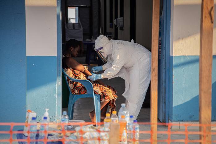 La RDC acumula un total de 9.415 casos confirmados y 4.536 muertes, lo que arroja una tasa de letalidad del 48,2 % y el brote mantiene como principal epicentro a la provincia oriental de Ituri.