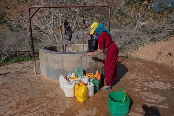 Una mujer extrae agua de un pozo de Marruecos en una imagen de archivo.