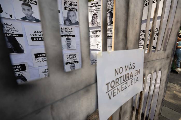 Fotografía de archivo en donde se observan carteles con imágenes de presos políticos en Venezuela.