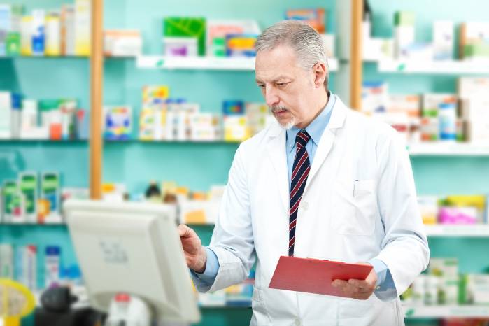 Medicamentos dispensados en mostrador; la propuesta plantea subir el descuento al 25% y vincularlo obligatoriamente a una receta médica.
