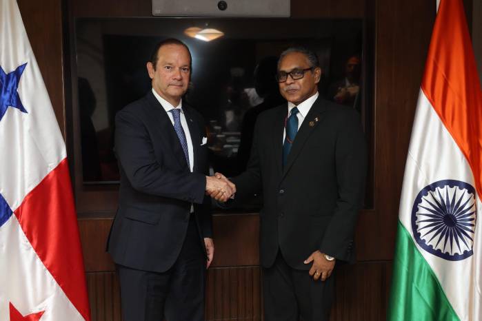 El canciller panameño, Javier Martínez-Acha Vásquez junto al director general de Transporte Marítimo de India, Shyam Jagannathan.