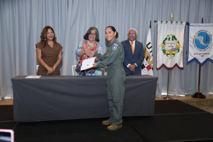 Entrega de certificados a los 50 pilotos graduados del Diplomado en Docencia Superior para Aeronáutica en la Universidad de Panamá.