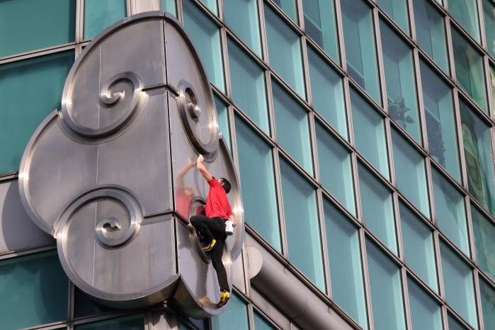 Cientos de espectadores presenciaron una ascensión considerada de alto riesgo incluso para estándares profesionales.