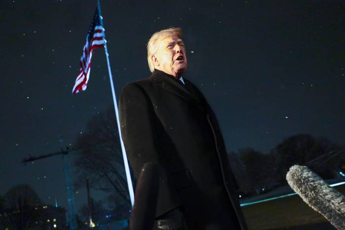El presidente de EE.UU., Donald J. Trump, responde a una pregunta de los medios de comunicación mientras camina para abordar el Marine One en la pradera sur de la Casa Blanca en Washington, DC, EE.UU., 6 de febrero de 2026.