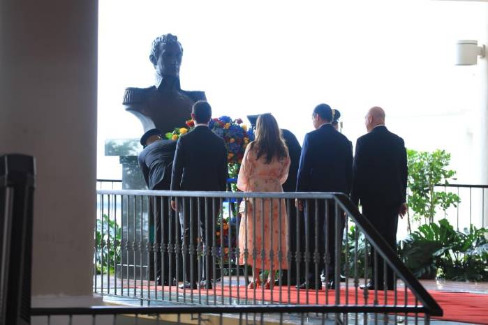 Se coloca la ofrenda frente a la estatua del Libertador.
