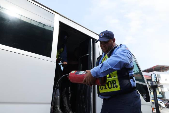 Inspectores de la ATTT fiscalizan a conductores de rutas colectivas en la Plaza 5 de Mayo.