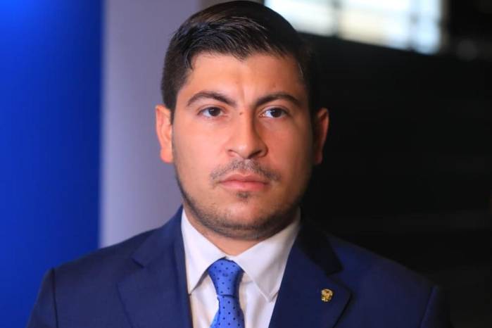 Bloise consideró que la discusión no debería ser prioritaria mientras el país enfrenta las consecuencias del terremoto.