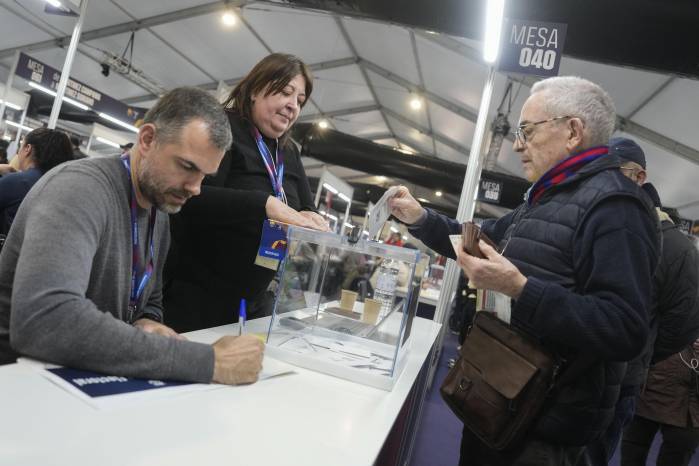 BARCELONA, 15/03/2026.- Un total de 114.504 socios llamados a las urnas y dos candidatos: el abogado Joan Laporta i Estruch (Barcelona, 29 junio de 1962) y el empresario Víctor Font i Manté (Granollers, 12 agosto de 1972) para determinar quién será el presidente del FC Barcelona para los próximos cinco años, en una escena en la que todos los focos iluminan al último presidente. EFE/Enric Fontcuberta