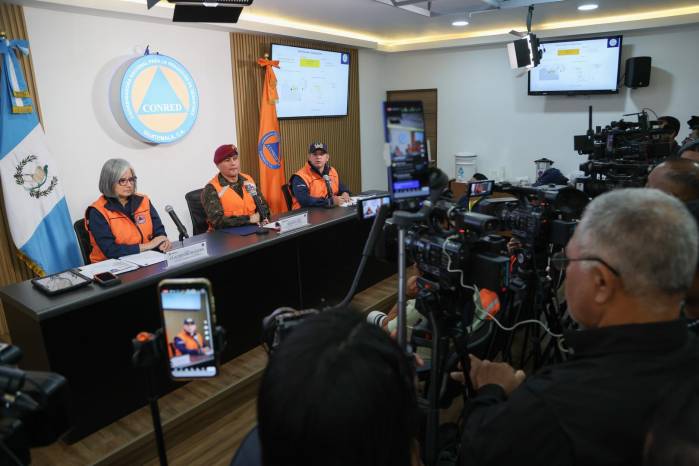 La secretaria de la Coordinadora Nacional para la Reducción de Desastres, Claudinne Ogaldes, el viceministro de Política de Defensa y Planificación de Guatemala, Moisés López (c), y el director del Instituto Nacional de Sismología, Vulcanología, Meteorología e Hidrología, Edwin Rojas.