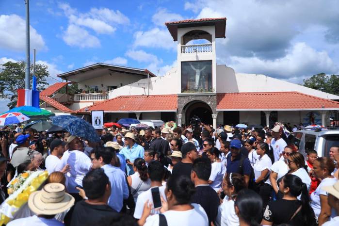 La Parroquia Espíritu Santo, ubicado en la 24 de Diciembre, fue el punto de encuentro para que familiares y amigos dieran el último adiós a Esteban De León Osorio.