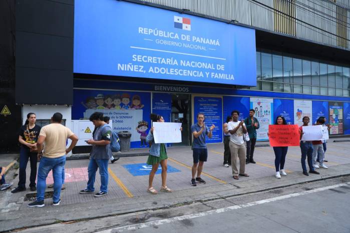 Los manifestantes llegaron con pancartas a la sede del Senniaf.