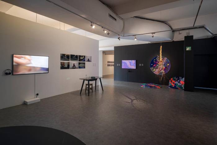 Detalle de la exhibición ‘El agua me ata a tu nombre’, curada por Jennifer Choy.