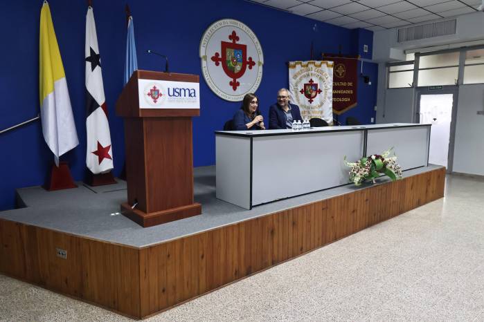 Este espacio de reflexión fue propicio para tender puentes entre la formación académica y los eventos que ponderan las letras en español en el continente europeo.