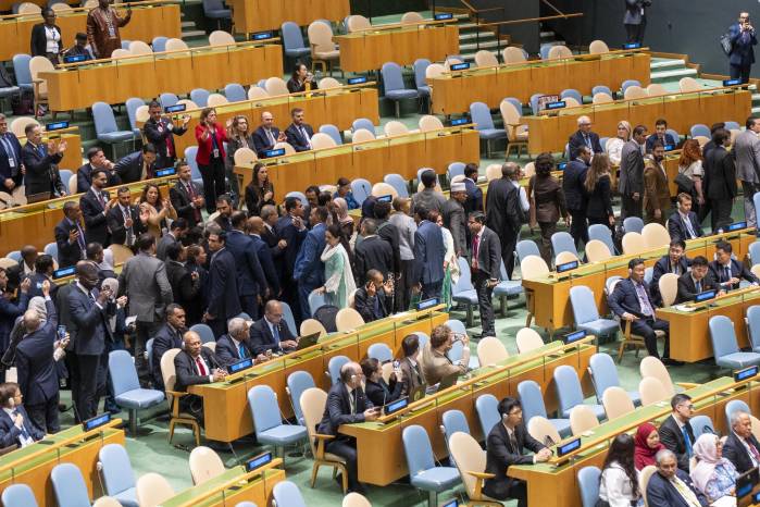 Asistentes a la Asamblea General de la Organización de las Naciones Unidas (ONU) se levantan de sus asientos este viernes, en Nueva York (Estados Unidos).