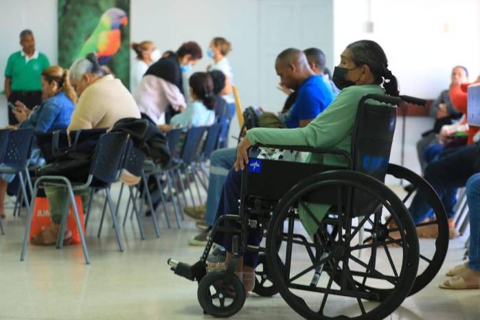 La discapacidad se incrementa significativamente a partir de los 50 años, con un predominio marcado del sexo femenino.