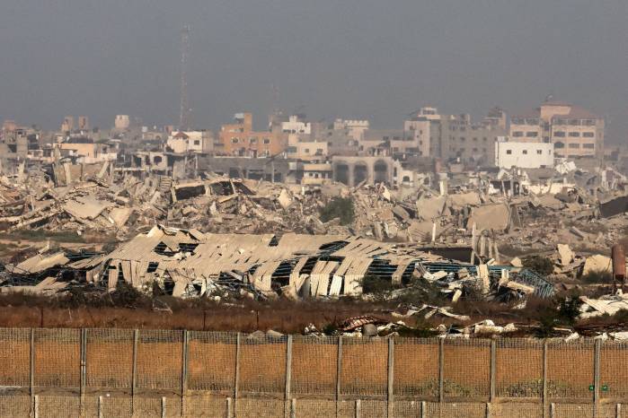 Esta imagen, tomada desde la frontera de Israel con la Franja de Gaza, muestra edificios destruidos en el territorio palestino asediado el 17 de septiembre de 2025.