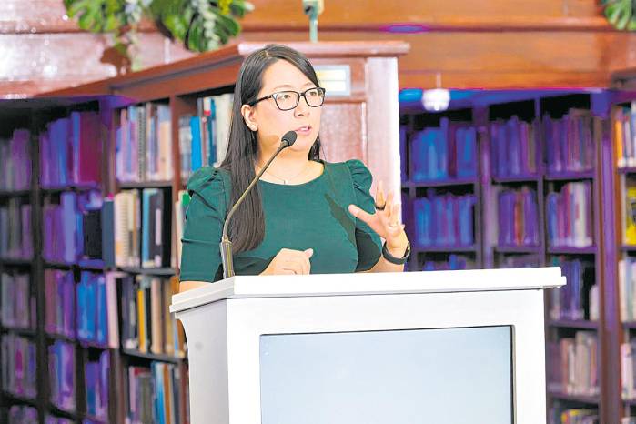 Susana Lau, una de las directoras de la fundación se dirige al público durante el lanzamiento de la edición 2025.