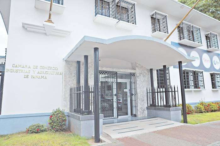 En la sede de la Cámara de Comercio, el presidente del gremio, Aurelio Barría, abordó ante medios locales diversos temas de la economía nacional.