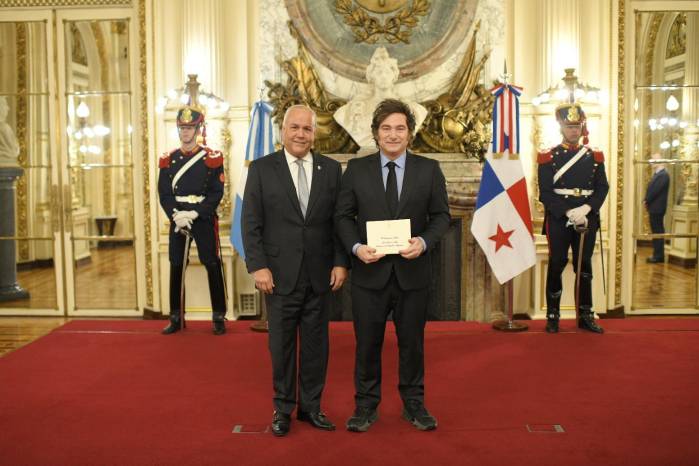 Juan Luis Correa, embajador de Panamá en Argentina, y el presidente de Argentina, Javier Milei.