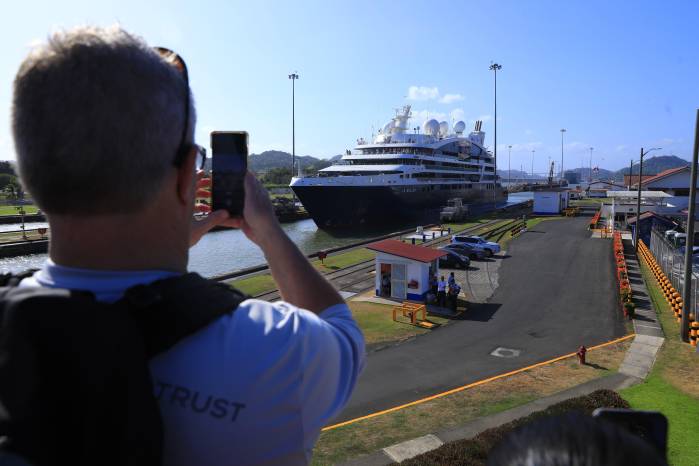 Un crucero de lujo realiza su tránsito por el Canal de Panamá.