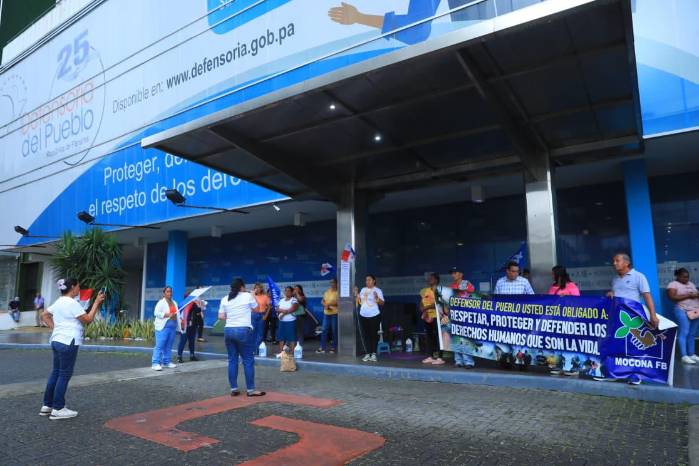 Integrantes del movimiento de educadores mantienen la vigilia en las afueras e interiores del edificio institucional.
