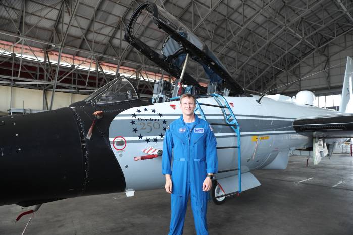 Cary Klemm, piloto de la NASA, explica cómo es la preparacion de cada vuelo, con casco y uniforme en mano.
