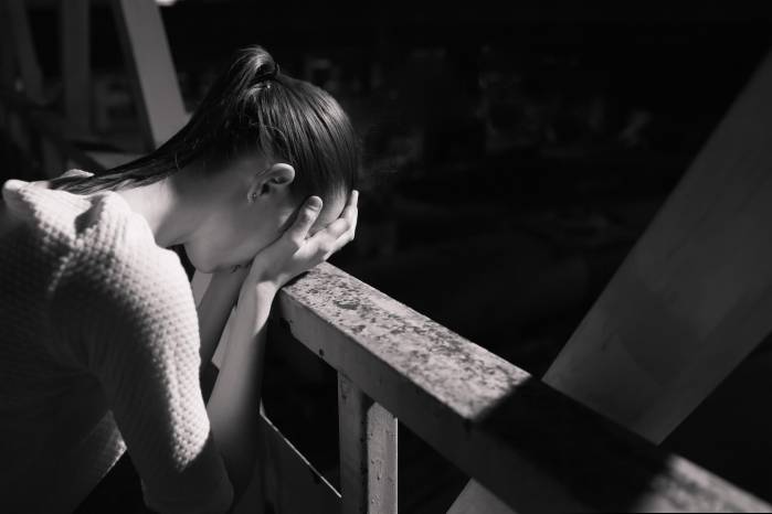 Los chatbots de IA pueden generar vínculos emocionales intensos que sustituyen redes de apoyo reales, aumentando el riesgo en personas con pensamientos suicidas.