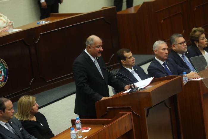 Uno de los puntos centrales de su discurso fue el llamado directo al ministro de Economía y Finanzas, Felipe Chapman.