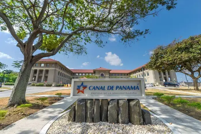 Fachada del edificio de administración del Canal de Panamá