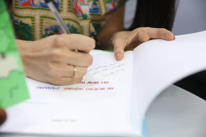 Escritores internacionales como el psicólogo Walter Riso y Nacarid Portal (de Venezuela), firmaron cientos de ejemplares de sus obras.