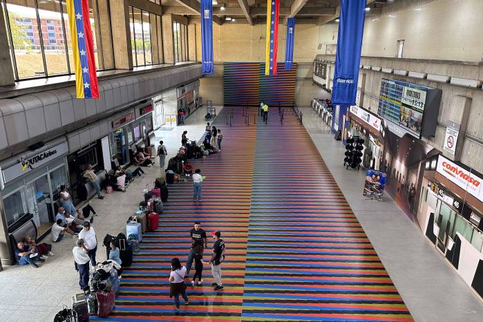 Fotografía de archivo de personas en el Aeropuerto Internacional de Maiquetía Simón Bolívar en La Guaira (Venezuela). EFE/ Ronald Peña