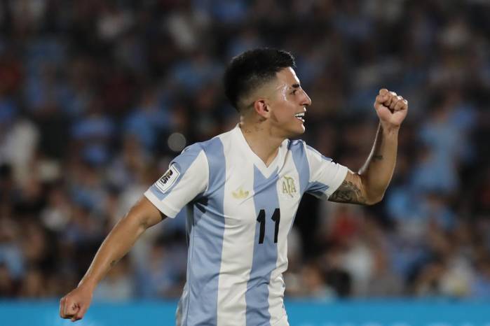 Thiago Almada de Argentina celebra un gol en foto de archivo.