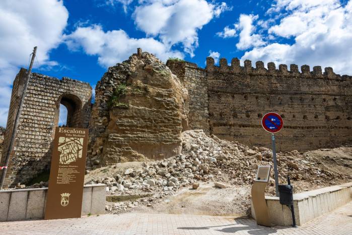 Una torre del castillo de Escalona, en la provincia de Toledo, se ha derrumbado en la mañana de este sábado sin causar daños personales.
