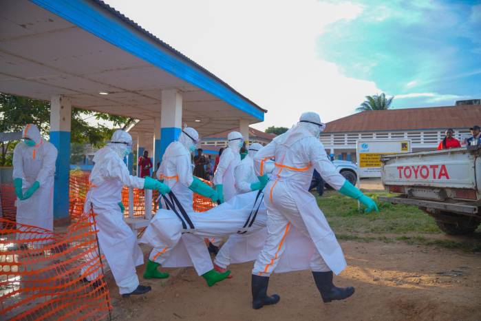 Personal médico con equipos de protección transporta el cuerpo de una víctima de ébola en la República Democrática del Congo (RDC).