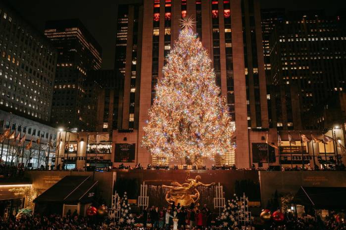 El árbol de Navidad del Rockefeller Center se enciende por primera vez esta temporada durante la ceremonia anual de encendido en Nueva York.