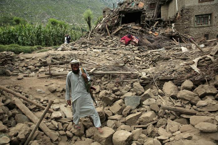 Un hombre camina sobre los escombros junto a una casa dañada tras un terremoto en Kunar, Afganistán, el 1 de septiembre de 2025.