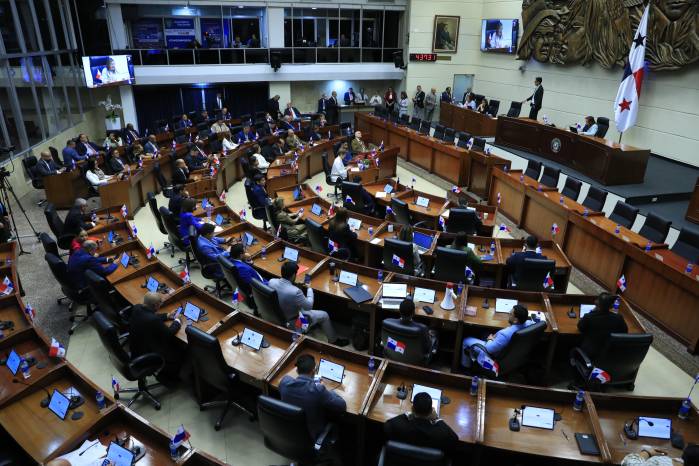 Pelea en la Asamblea: Diputados Betseria Richards y Jairo Bolta se enfrentan