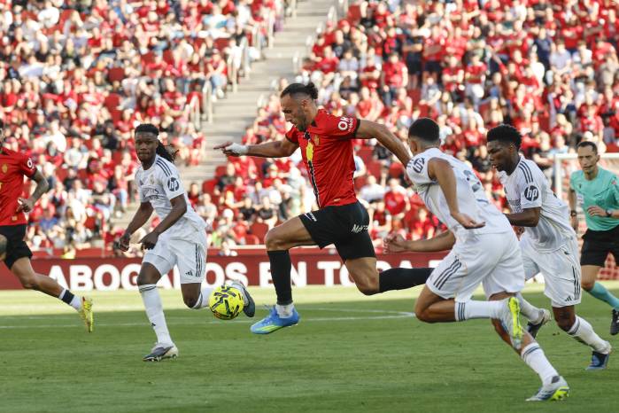 El delantero kosovar del Mallorca, Vedat Muriqi (centro).