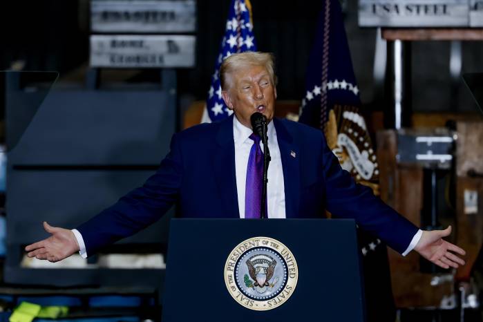 El presidente de Estados Unidos, Donald Trump, habla en un evento económico en Coosa Steel Corporation en Roma, Georgia, EE. UU. EFE/ERIK S. LESSER