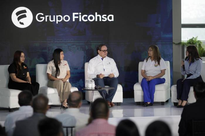 El vicepresidente de Comunicación Corporativa del Grupo Financiero Ficohsa, Germán Castañeda (c), participa junto a la propietaria de Baleadas Kennedy, Ninfa Andino (i), la representante de Farmacia Vía Solidaria, Yeimy Acosta (2-i), la maestra del Centro Fundación Ficohsa, Esmelita Castro (2-d) y la colaboradora del Grupo Ficohsa, Kristeen Flores, durante la presentación del informe 'Memoria de Sostenibilidad 2025', en Tegucigalpa (Honduras).